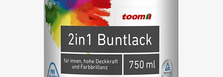 Weißer Farbtopf mit buntem Etikett