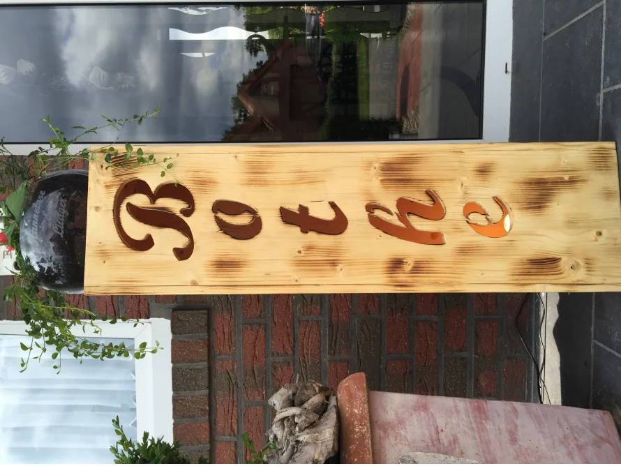 Beleuchte Holzsäule mit gravierter Vase 