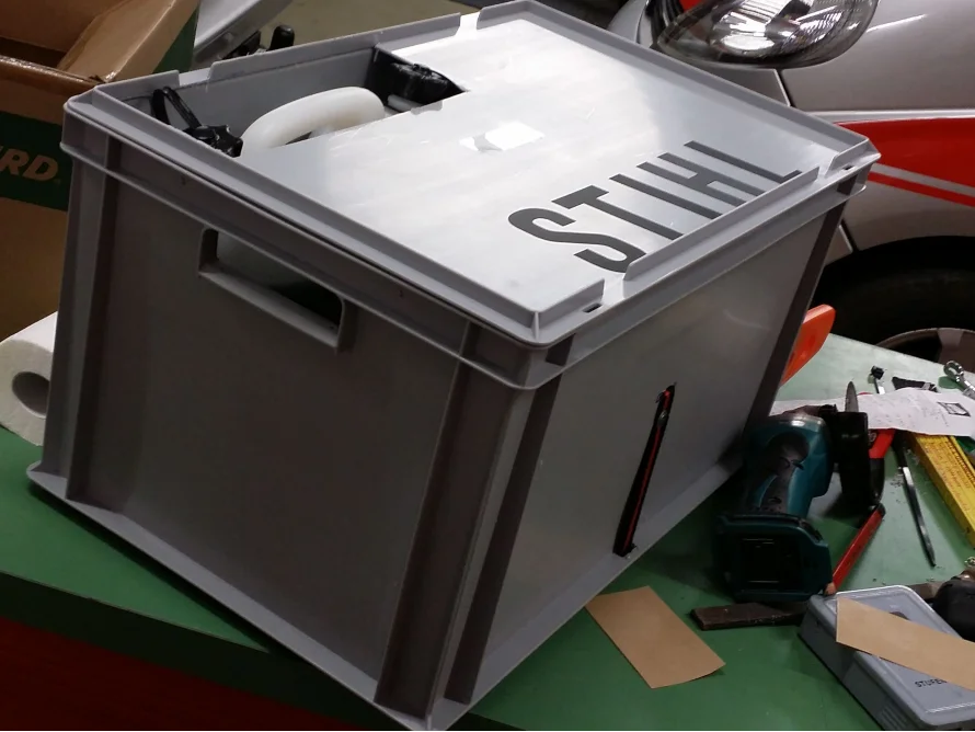 Graue Werkzeugkiste mit Werkzeug