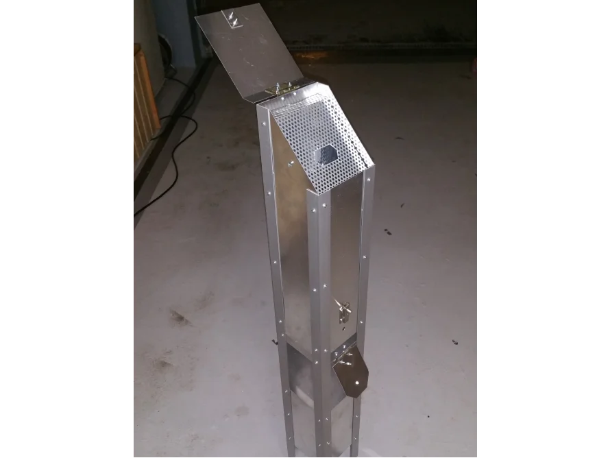 Metallbehälter mit Klappe