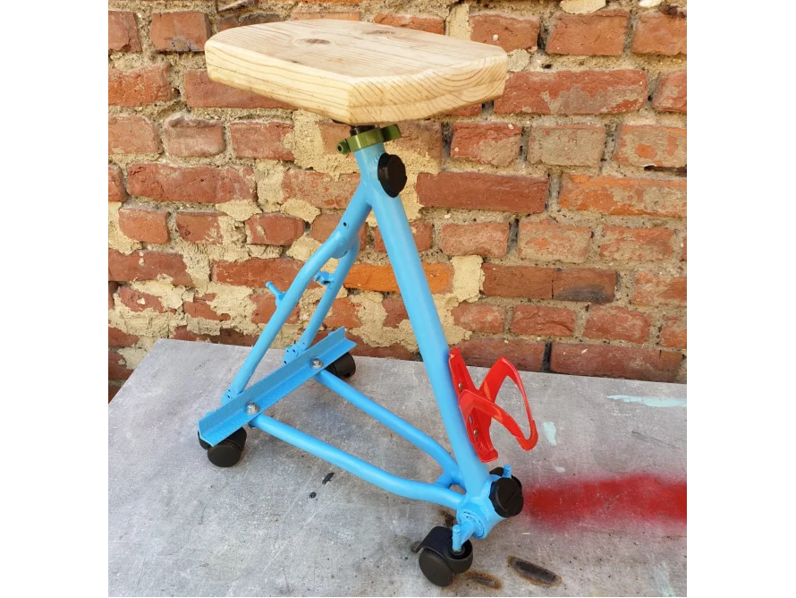 Blauer Hocker mit Holzsitz