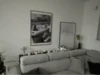 Ein Wohnzimmer mit einer Couch und zwei Bildern