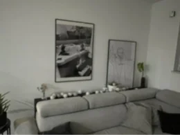 Ein Wohnzimmer mit einer Couch und zwei Bildern