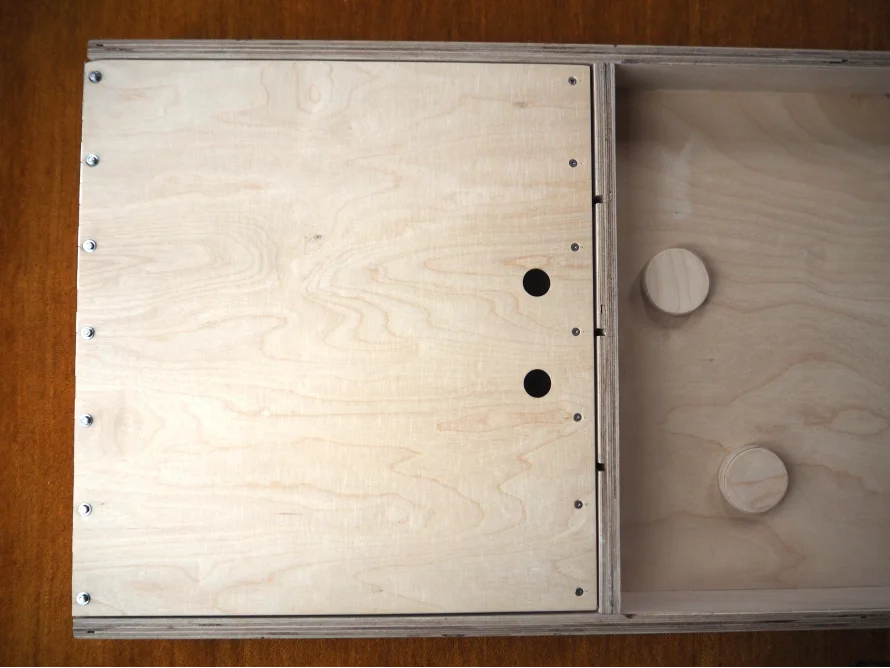 Holzplatte mit zwei Holzzylindern