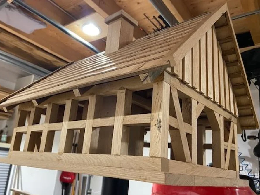 Holzgerüst eines Vogelhauses