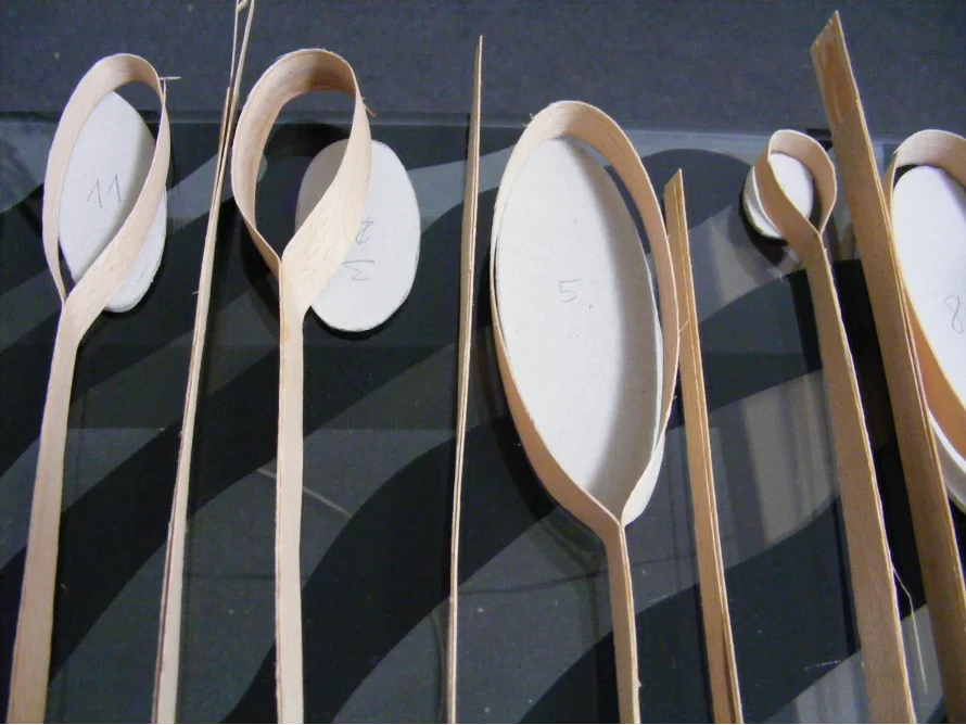 Gebogene Holzstreifen auf einem Tisch