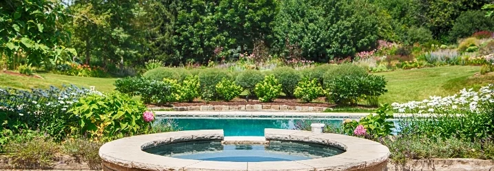 Runder Whirlpool und Pool im Garten