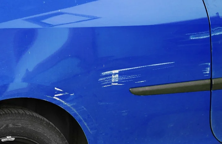 Kratzer an blauer Autotür