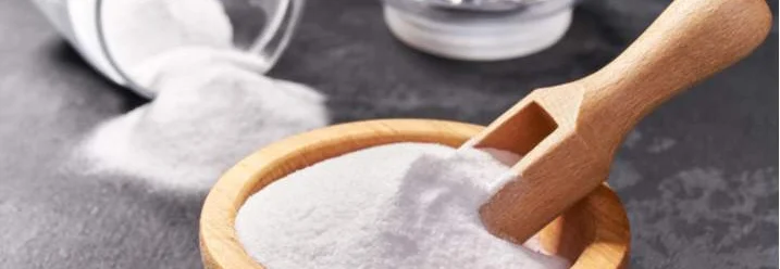Backpulver in Holzschale mit Holzlöffel
