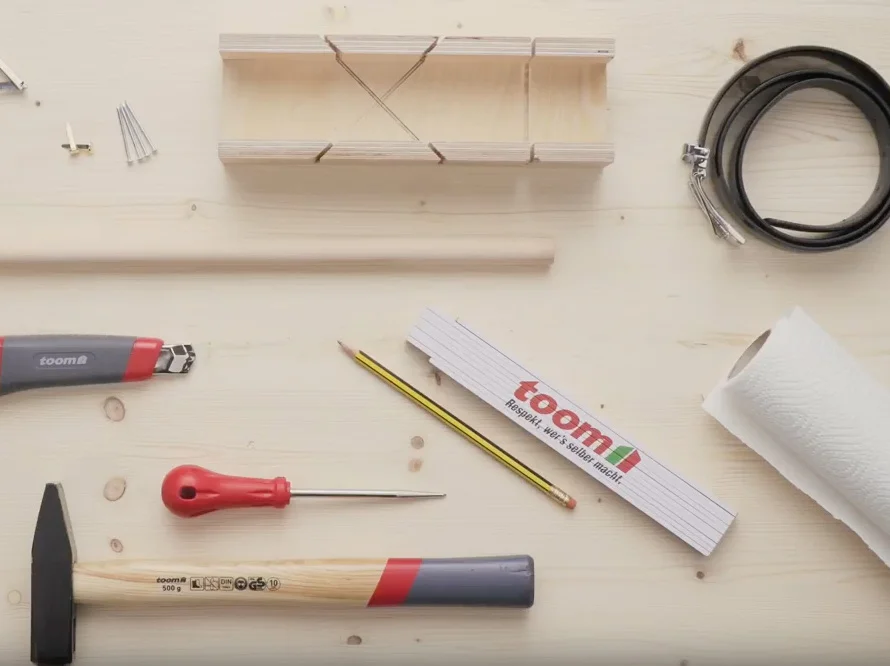 Werkzeug und Materialien auf einem Tisch