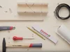 Werkzeug und Materialien auf einem Tisch