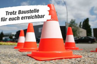 Baustellenhütchen auf Asphalt