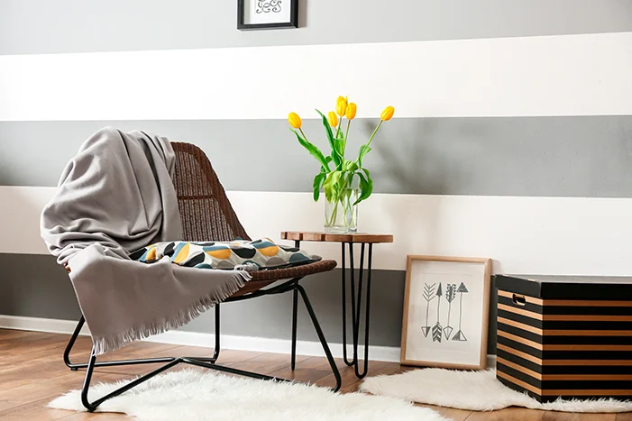 Gemütliche Leseecke mit gelben Tulpen