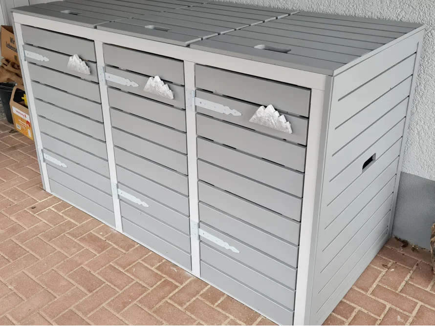 Graue Mülltonnenverkleidung aus Holz