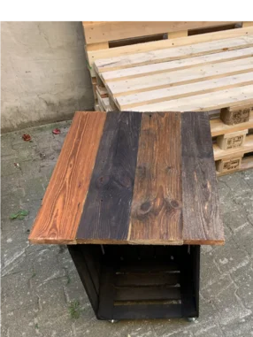 Tisch aus Holz mit Rollen