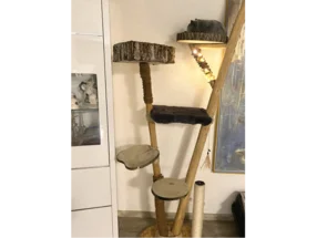 Ein großer Katzenbaum aus Holz mit einer Katze darauf.