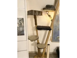 Ein großer Katzenbaum aus Holz mit einer Katze darauf.