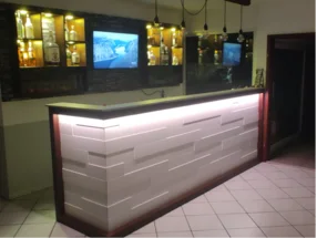 Weißer Tresen mit Bar im Hintergrund