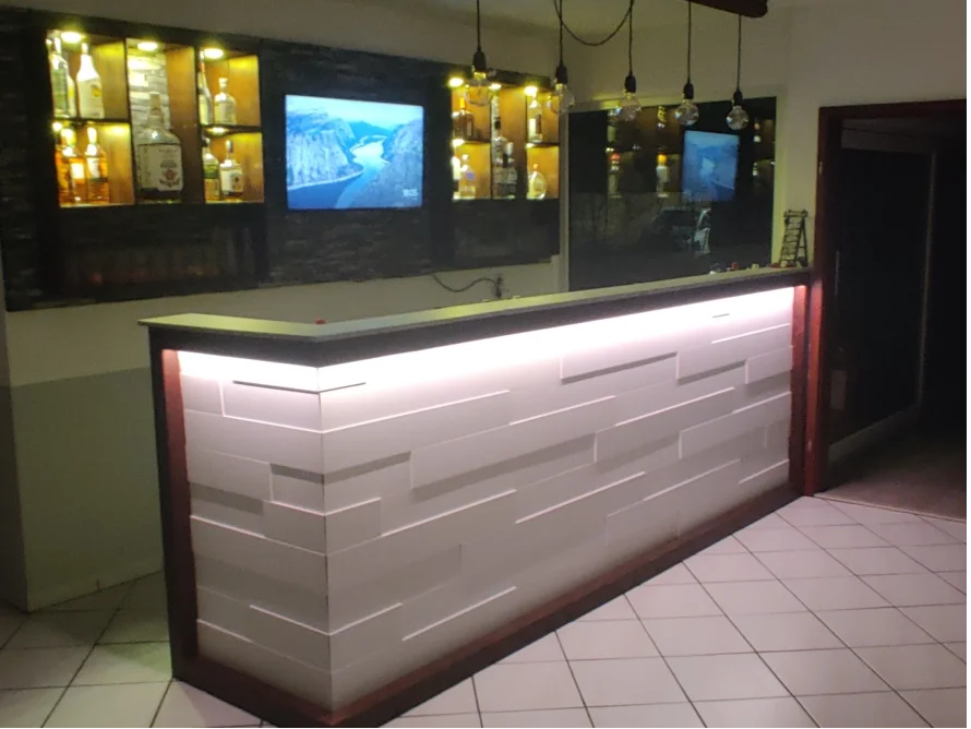 Weißer Tresen mit Bar im Hintergrund