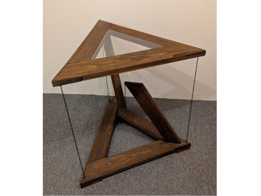 Dreieckiger Beistelltisch aus dunklem Holz mit Glasplatte