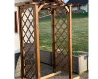 Hölzerner Gartenbogen mit Rankgitter