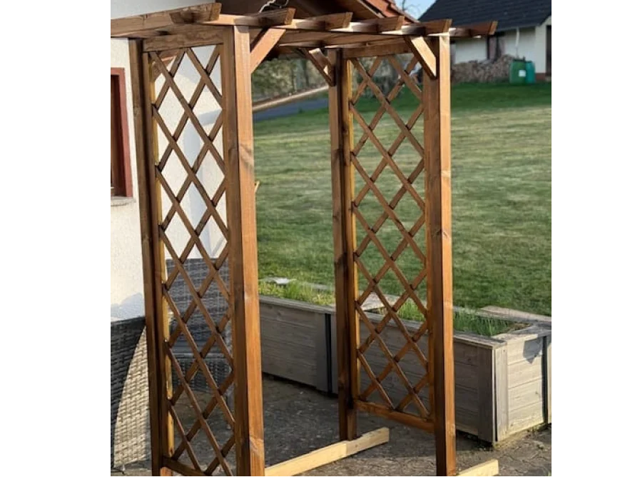 Hölzerner Gartenbogen mit Rankgitter