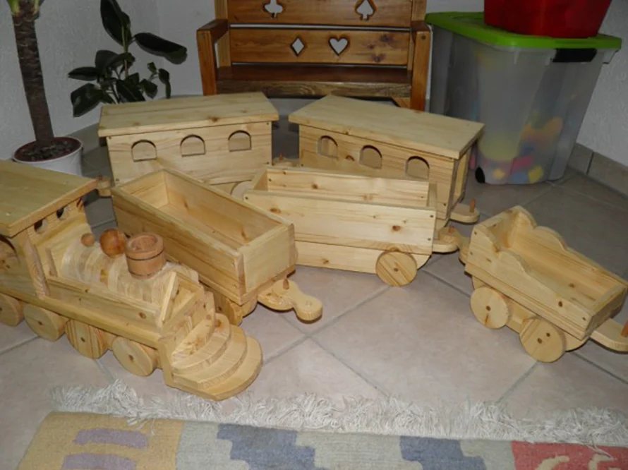 Hölzerne Spielzeugeisenbahn