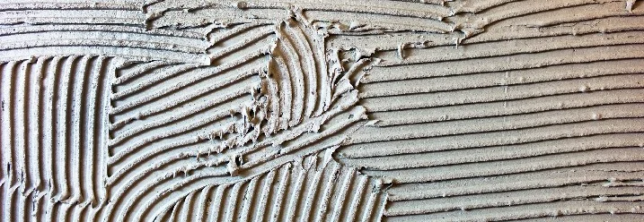 Verteilter Fliesenkleber