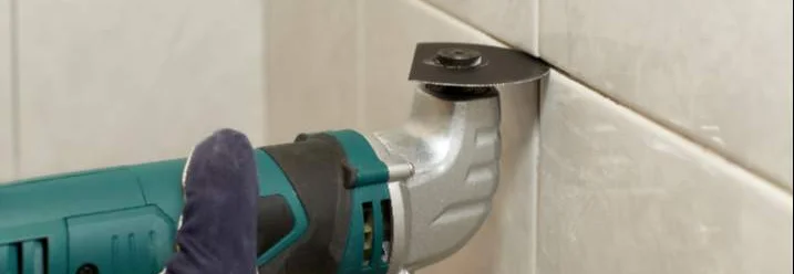 Handwerkzeug schneidet Fliese