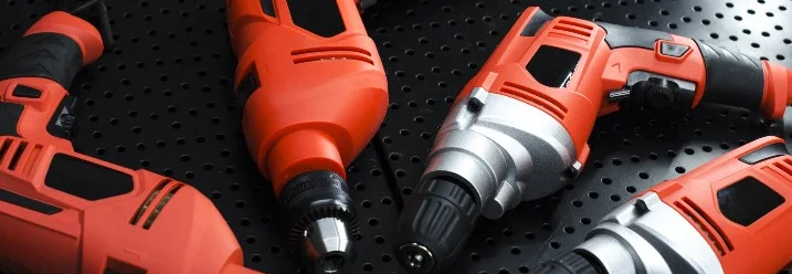 Vier rote Bohrmaschinen