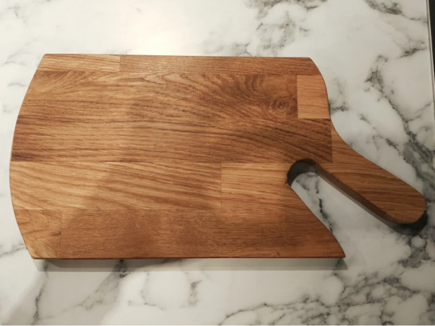 Schneidebrett aus Holz mit Griff