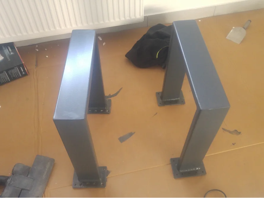 Tisch aus Holzbohlen