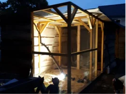 Hühnerstall aus Holz mit Beleuchtung