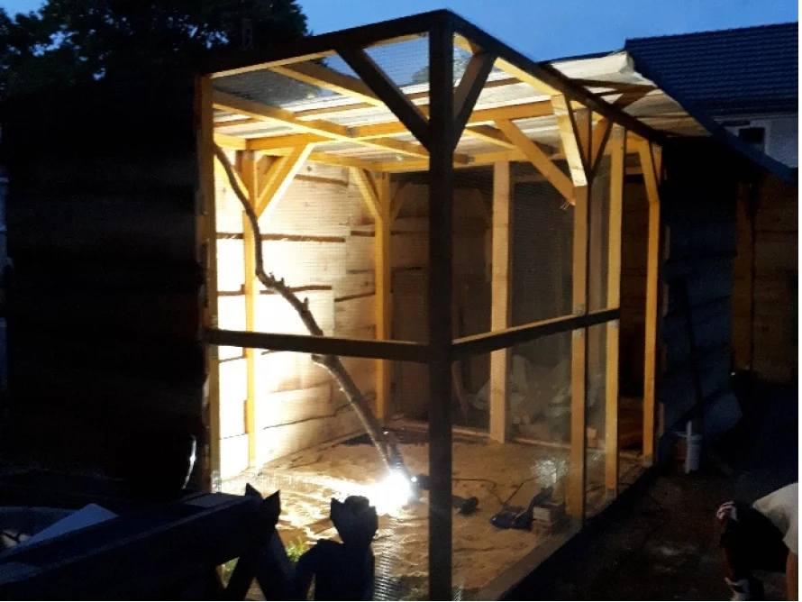 Hühnerstall aus Holz mit Beleuchtung