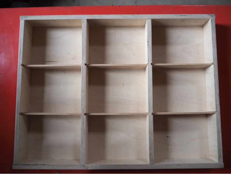 Leere Holzkiste mit Fächern