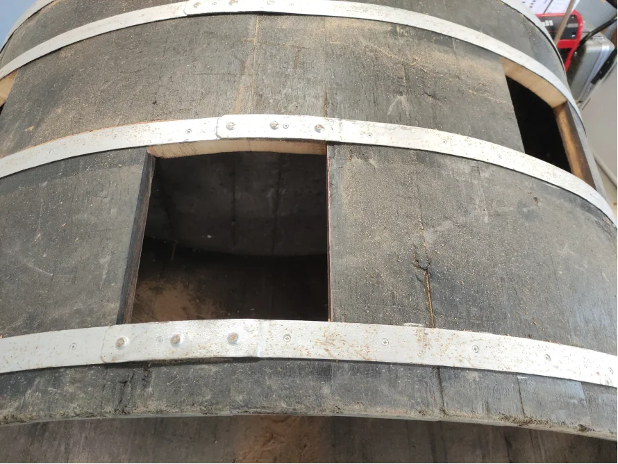 Holzfass mit Öffnungen