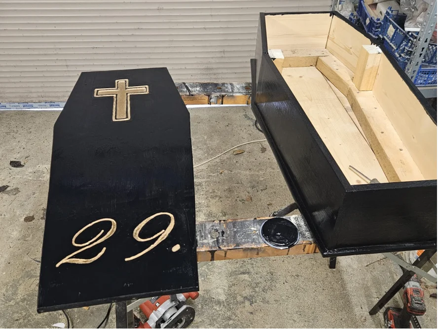 Schwarzer Holzsarg wird gebaut