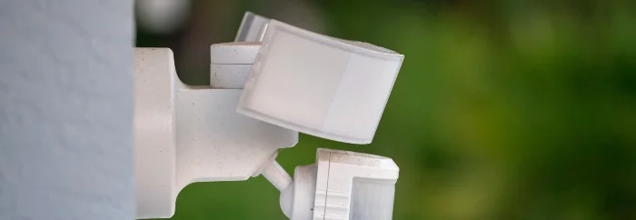 Ein Bewegungsmelder an einer Hauswand.