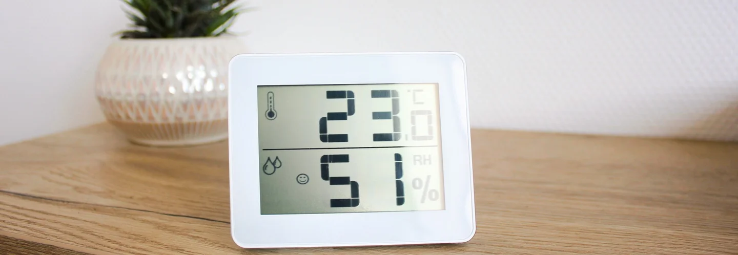 Digitales Thermometer auf einem Tisch