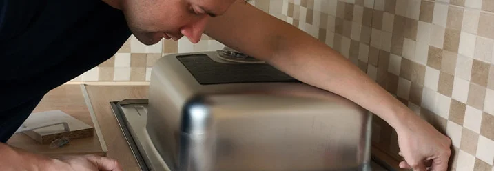 Person vermisst Spüle mit Zollstock