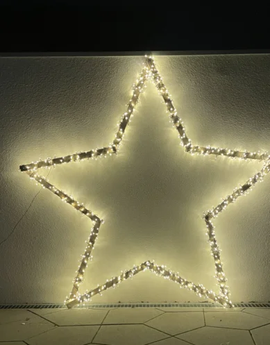 Leuchtender Stern an einer Wand