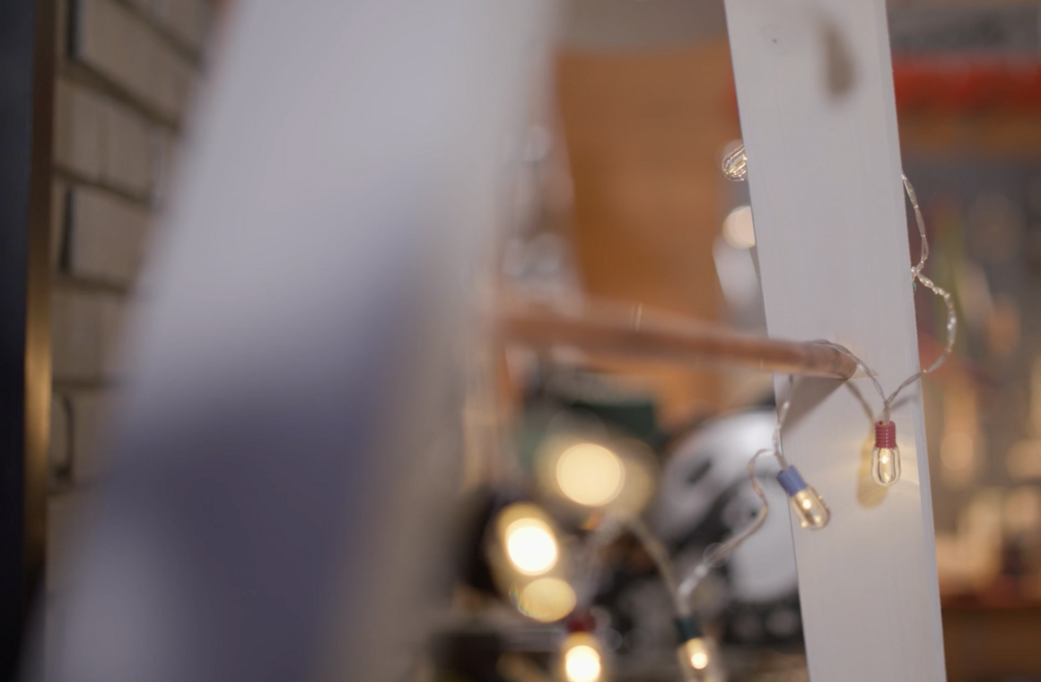 Unscharfe Lichterkette an Holz