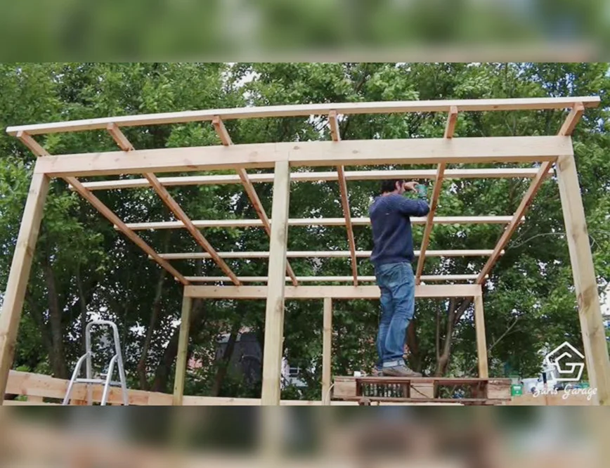 Person baut ein Holzdach