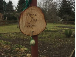 Vogelfutterhaus mit Aufschrift