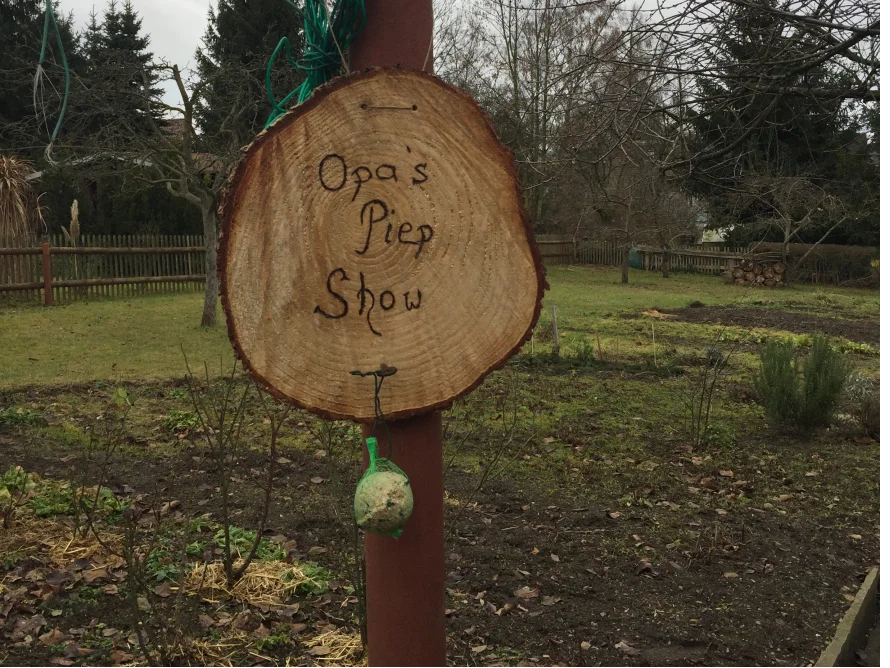 Vogelfutterhaus mit Aufschrift