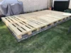 Holzterrasse aus Paletten auf Kiesbett