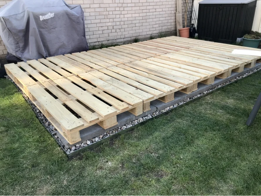 Holzterrasse aus Paletten auf Kiesbett
