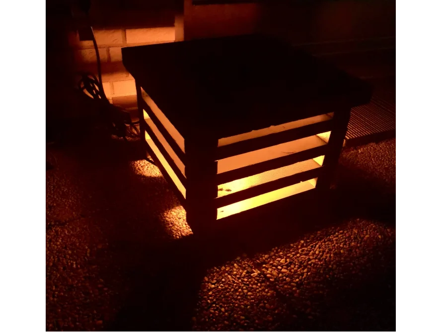 Leuchtender Holzwürfel im Dunkeln