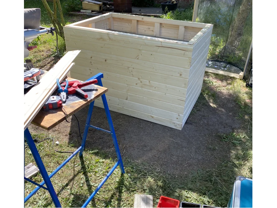 Unfertiges Gartenhaus aus Holz mit Werkzeug