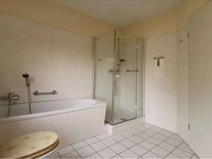 Badewanne mit Duschkabine und WC